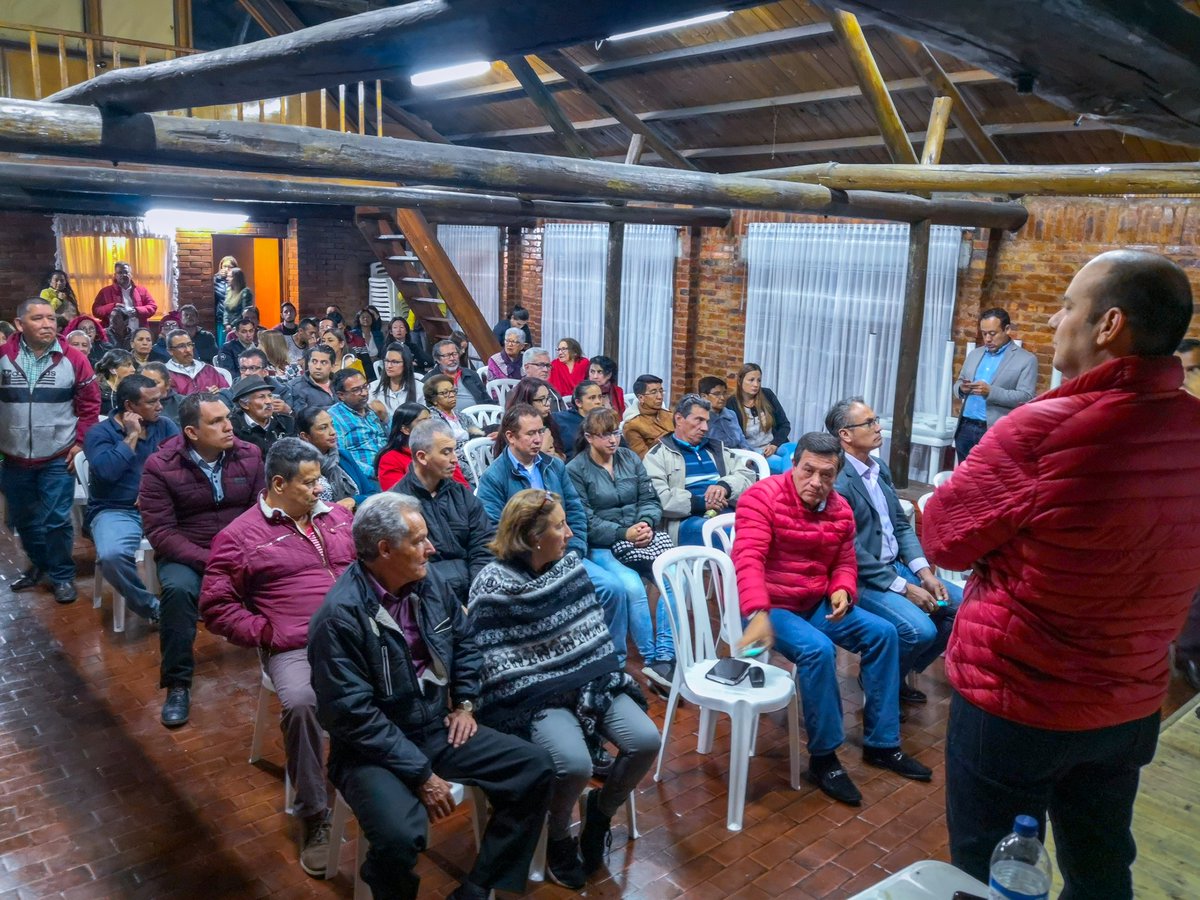 JovenesHoracio's tweet photo. #AEstaHora el Senador @HoracioJSerpa se reúne con la comunidad de Facatativá. Escucha atentamente las solicitudes de la gente en torno a las necesidades de Acueducto, ampliación del pié de fuerza y la promoción de proyectos productivos para los jóvenes y el adulto mayor.
#Serpa https://t.co/LVuxDkUf5K
