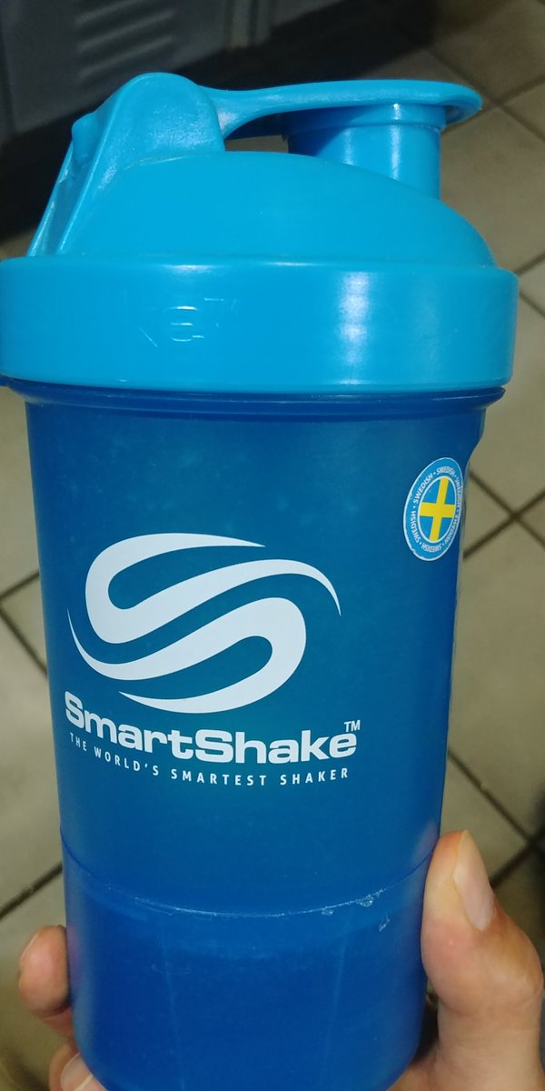 pakoebromares's tweet image. Olvide mi #smartshake hace dos días en las bancas del deportivo, alguien se le dio a la recepcionista... Aun creó en la humanidad!!