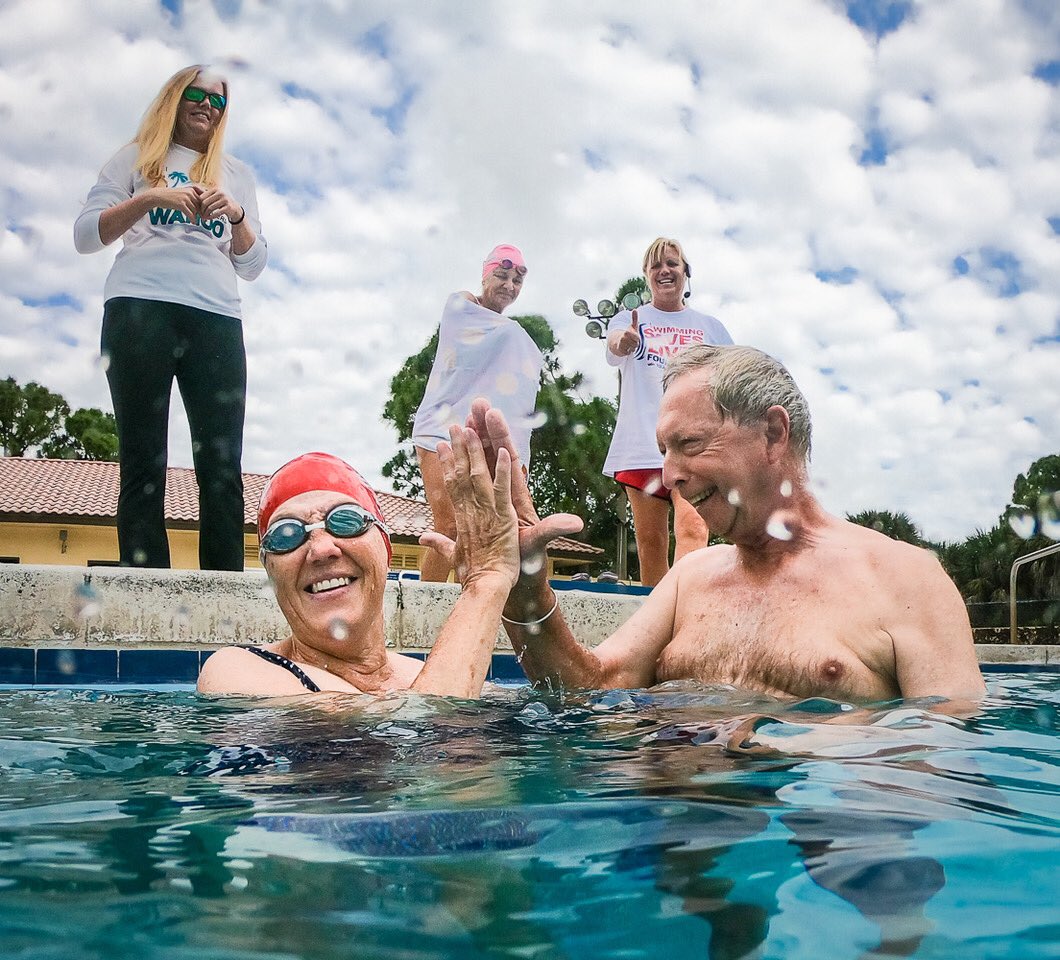 MastersSwimming's tweet photo. ❤️ these highs fives 🖐🏽 pics which so perfectly capture the spirit of our Adult Learn-to-Swim Month. These lessons were run by #usmsvolunteer from @PBM_Wahoo who just go above and beyond 💯 (📸 cred: Bob Gibson - thanks Bob) #swimmingsaveslives #alts #sslf2019 #adultlearntoswim https://t.co/XslR9t0nYU