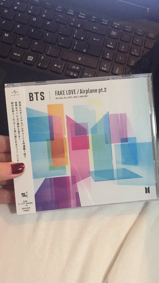 shownuhyun_'s tweet photo. 💓BTS GIVEAWAY💓

Oi amores eu ganhei esse CD em uma rifa da escola e eu pensei em sortear ele aqui!!
•Me seguir e seguir @pokemonstwr 
•Rt e Fav 
•RT no meu fixado 📌 
•Marcar dois @
-resultado quando eu atingir 700 rts no fixado!! https://t.co/xJg286PXik