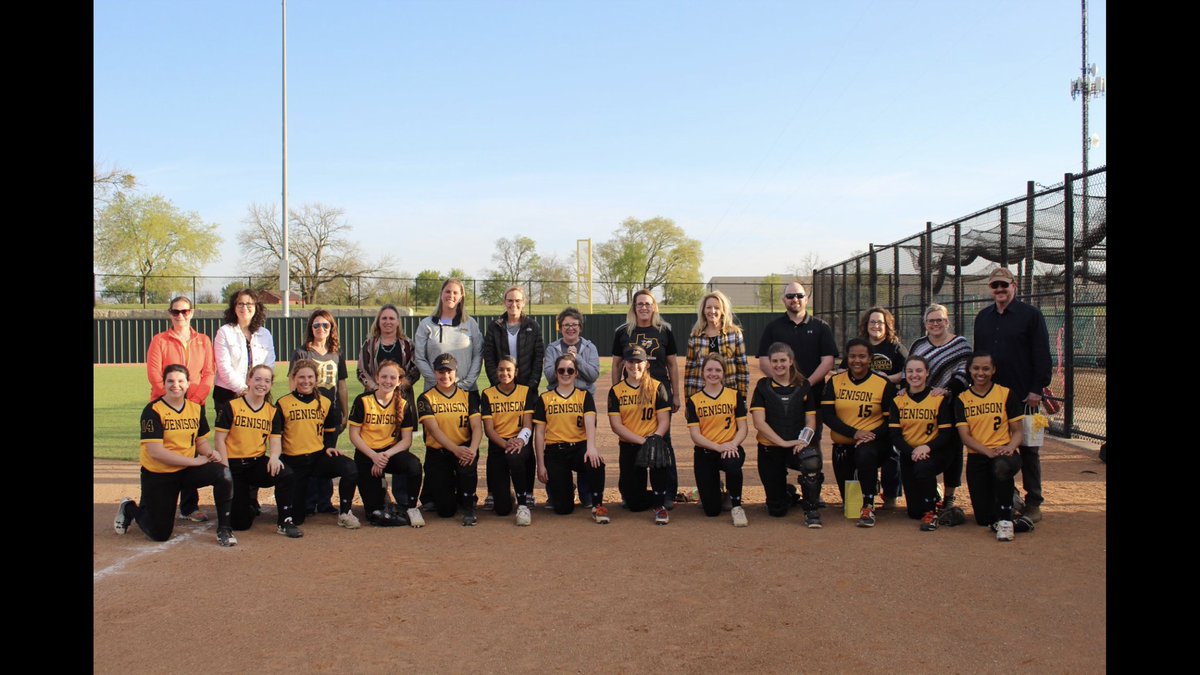 DHSLJSoftball's tweet photo. A few days late but just want to send another shoutout to these wonderful teachers who support these kids every day to make them the amazing young ladies they are! #teacherappnight #IGTBAYJ #hwpo #makingarun #blessed credit:@carter_momma https://t.co/e9OTLSScnB