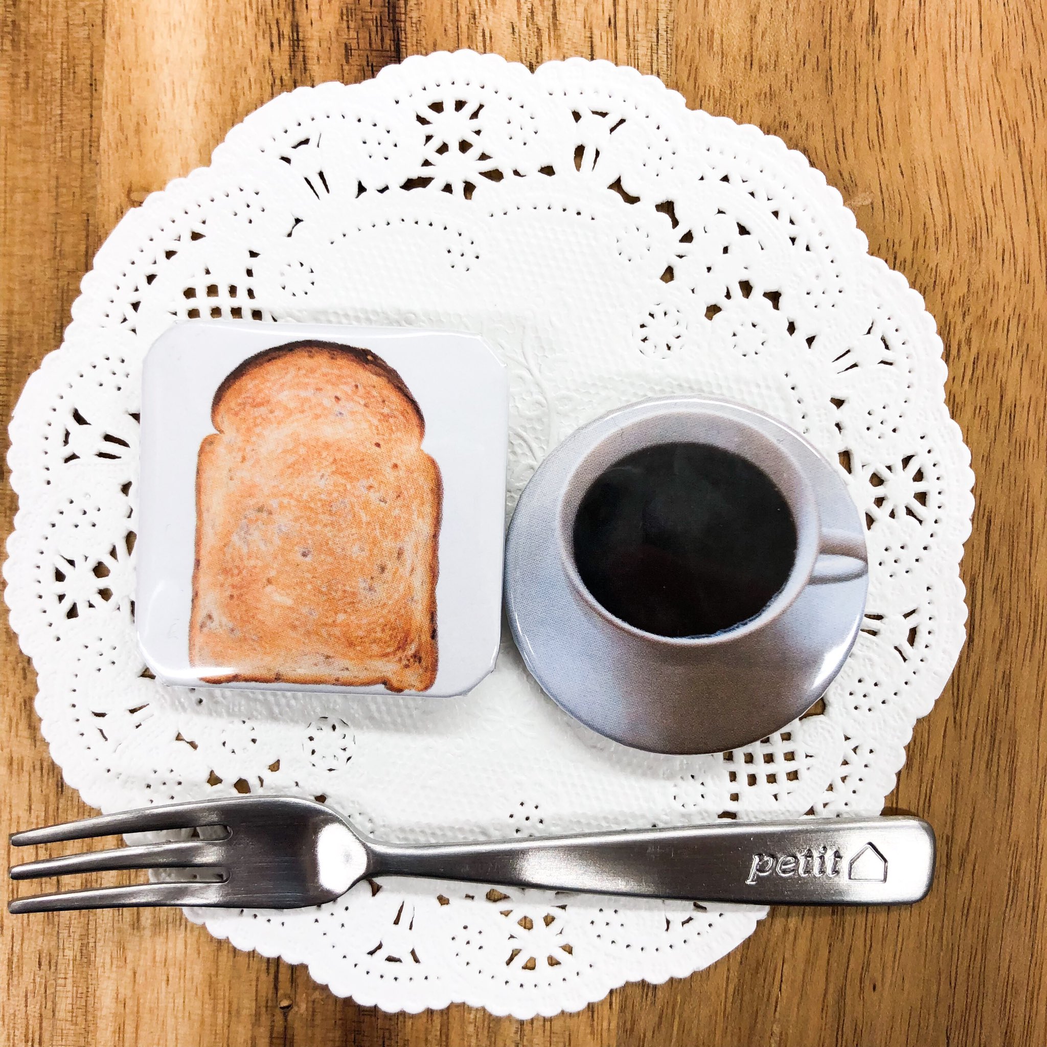 تويتر 缶バッジの達人 على تويتر おはようございます 本日の朝ごはんはこちら 超シンプルなトーストセット 金曜日も頑張りましょ イラストや写真を使って 缶バッジ飯テロ 企画やっています 缶バッジの達人 飯テロ 缶バッジ食堂 朝ごはん