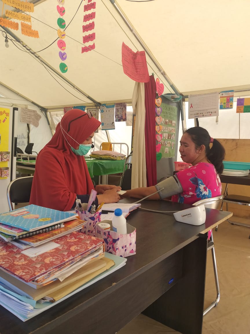 UNFPAIndonesia's tweet photo. A woman consults with a trained midwife about #contaceptive method that is suitable for her at the RH Clinic/Tent in Mesjid Agung, Palu, #CentralSulawesi https://t.co/GDsDtDjXT3