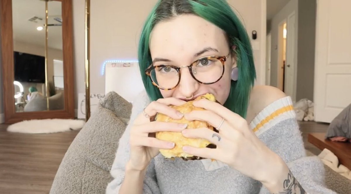 MillennialPolls's tweet photo. @TrueDaddyIssues Could you hear the sound of this cow moo'ing as you devoured this burger just weeks ago? Do what you want but stop being a fucking hypocrite https://t.co/AtlXoo5ayt