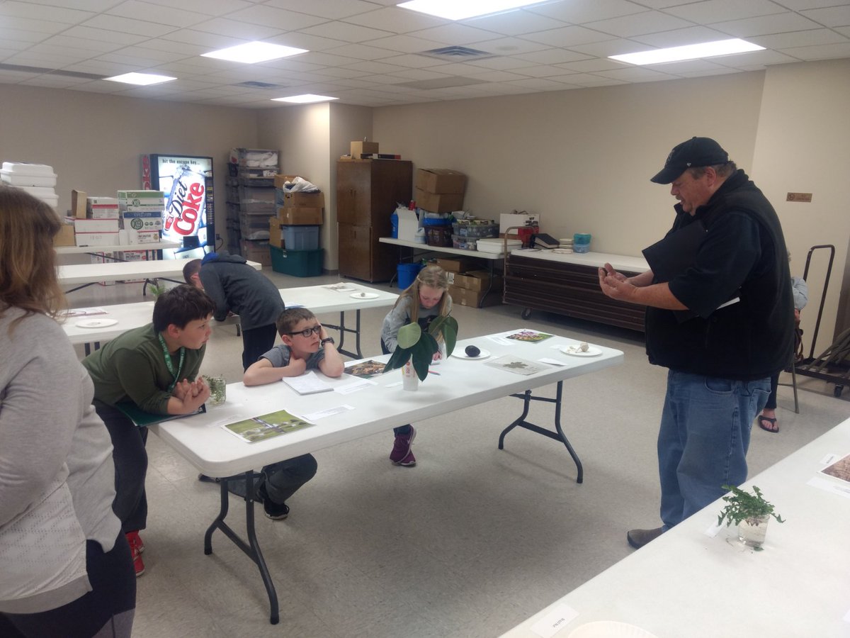 centralNE_crops's tweet photo. @rw_lloyd doing a great job teaching the 4-H kids all about #insects tonight in Dawson County #Nebraska! https://t.co/X6Px4MdV0O