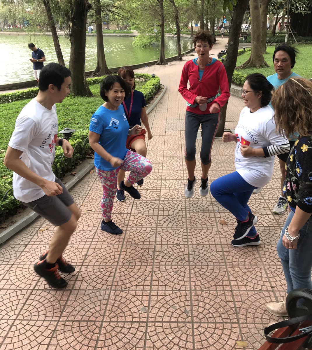 gretelochen's tweet photo. The #AnneRun🏃♀️ first Friday in the month 7.30am #HoanKim lake🇻🇳We did it👍#TeamSpirit 🇳🇴🇻🇳 @havnanne @NorwayMFA https://t.co/LgxJnx6Lsr