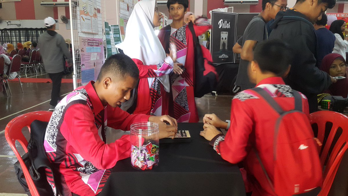 LaErudite_'s tweet photo. Thank you everyone for coming to our booth yesterday!! Seems like you guys enjoy playing our games. Games is not only for young people and games is also not limited for video games. 😁😁😁 #LaErudite #TeamKPMIM #SEM6 #SOC3533 #GameOn #BrainOn #BringItOn #GamingForGood https://t.co/bautwlMZNT