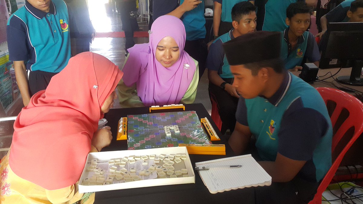 LaErudite_'s tweet photo. Thank you everyone for coming to our booth yesterday!! Seems like you guys enjoy playing our games. Games is not only for young people and games is also not limited for video games. 😁😁😁 #LaErudite #TeamKPMIM #SEM6 #SOC3533 #GameOn #BrainOn #BringItOn #GamingForGood https://t.co/bautwlMZNT