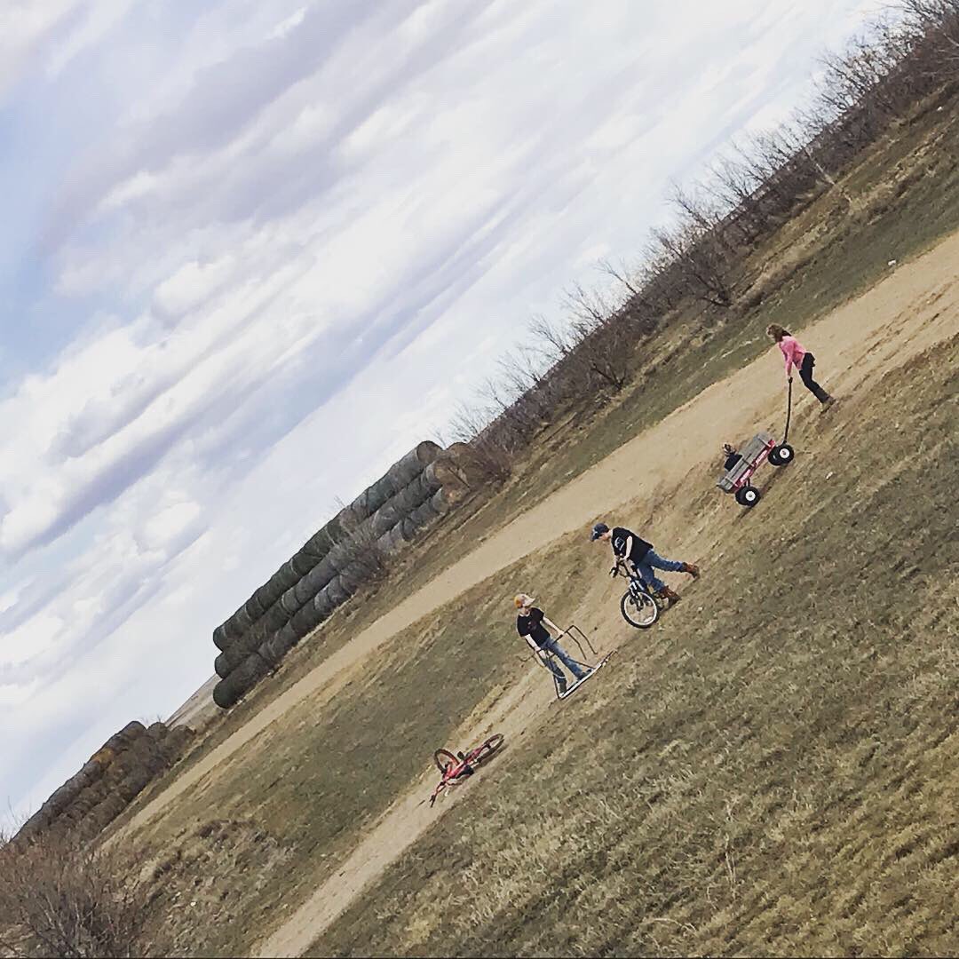 tara_m_davidson's tweet photo. Not sure I understand what is happening here... or that I want to. #farmkids #ropes #bikes #babysiblings https://t.co/oBdOXtrbZX