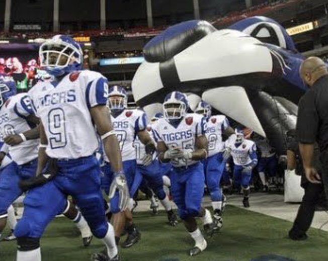 cvsh_3's tweet photo. Truly blessed to say that I received an offer from Tennessee state university 🔵🐅 https://t.co/pfyVKdrlVO