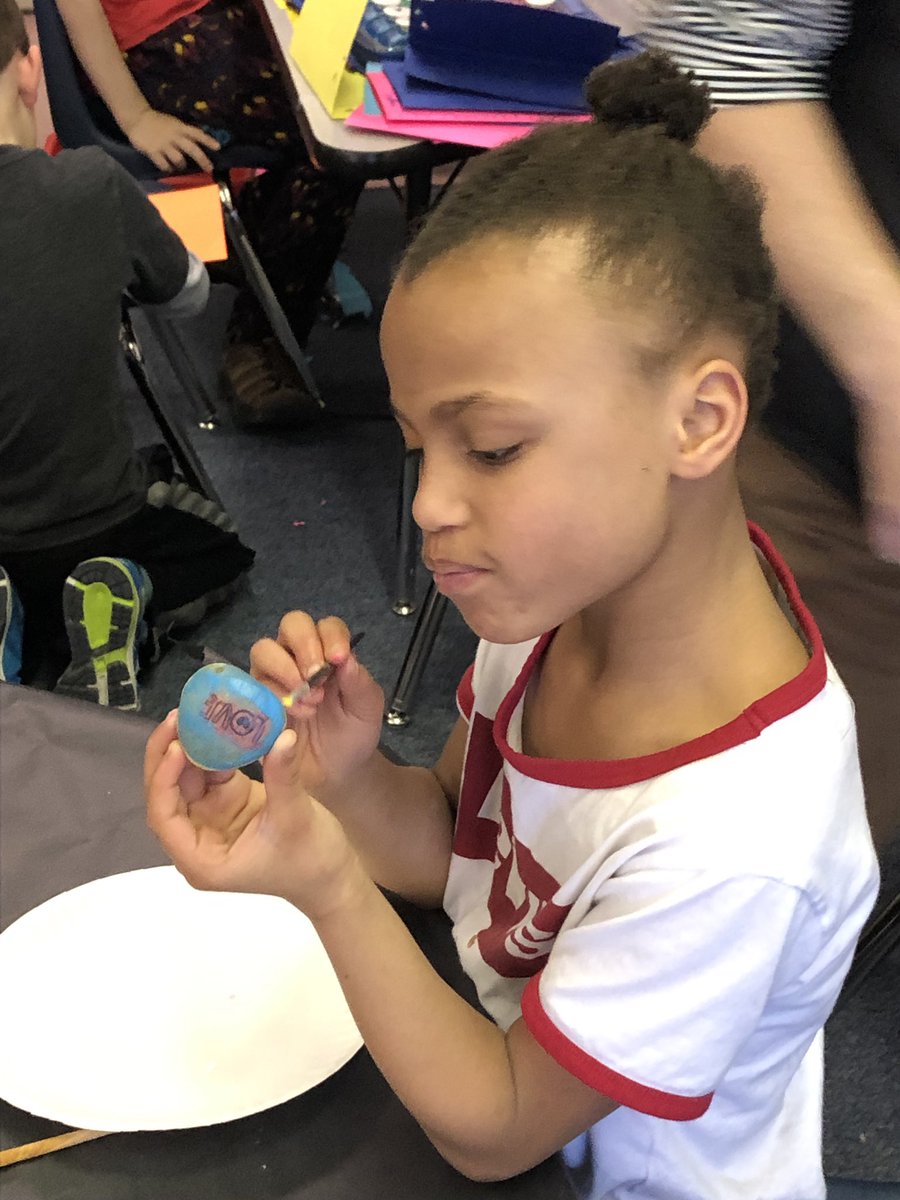 PrincipalAhrens's tweet photo. Veteran’s project in Mrs. Halpern’s class. Connecting school with the community allows us to teach young generations to respect and be thankful for the sacrifices and unselfish service they have given to our country. Go Orcas 🐳 #inletview #asdinformation #Anchorage #veterans https://t.co/ZQIHzvwrtE