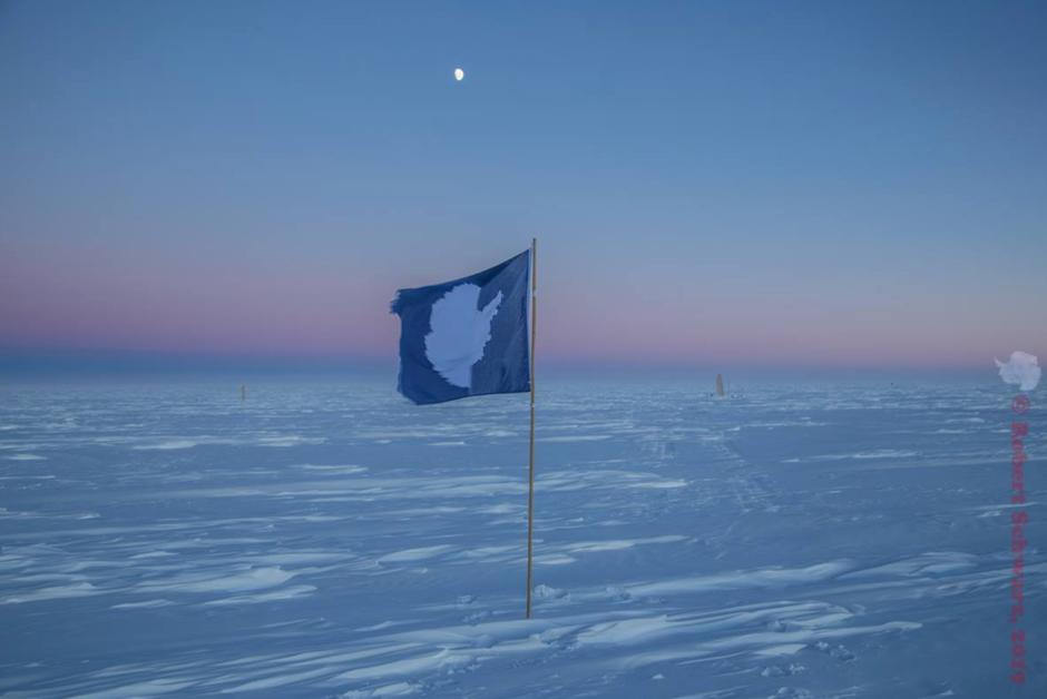 Южный полюс день и ночь. Флаг Южного полюса. Южный полюс. Северный полюс. Флаг на Южном полюсе.