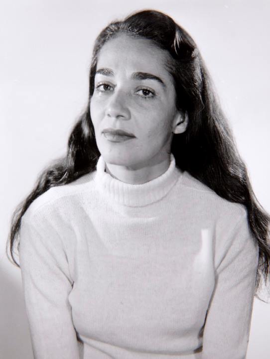 “Lo supe siempre. No hay nadie que aguante la libertad ajena; a nadie le gusta vivir con una persona libre. Si eres libre, ése es el precio que tienes que pagar: la soledad.” 
Chavela Vargas