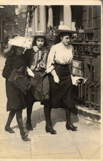 CGdrawing's tweet photo. Fashion street shoot 100 years ago. https://t.co/sT59dlokPP