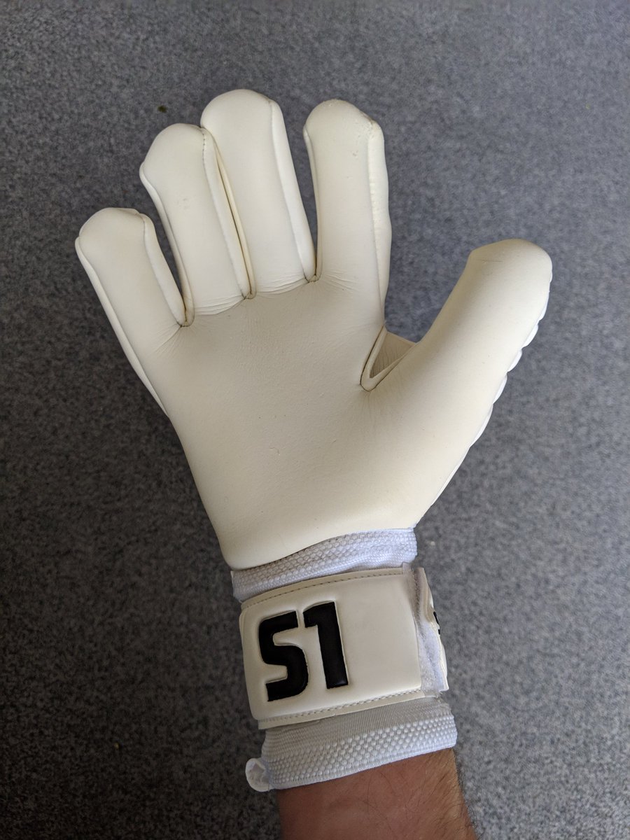 MattSarg1989's tweet photo. These handled well in the wet yesterday at training. Very comfy too! 🙂 #S1GK #NegCut @S1_Goalkeeping https://t.co/Wljpmv1tF1