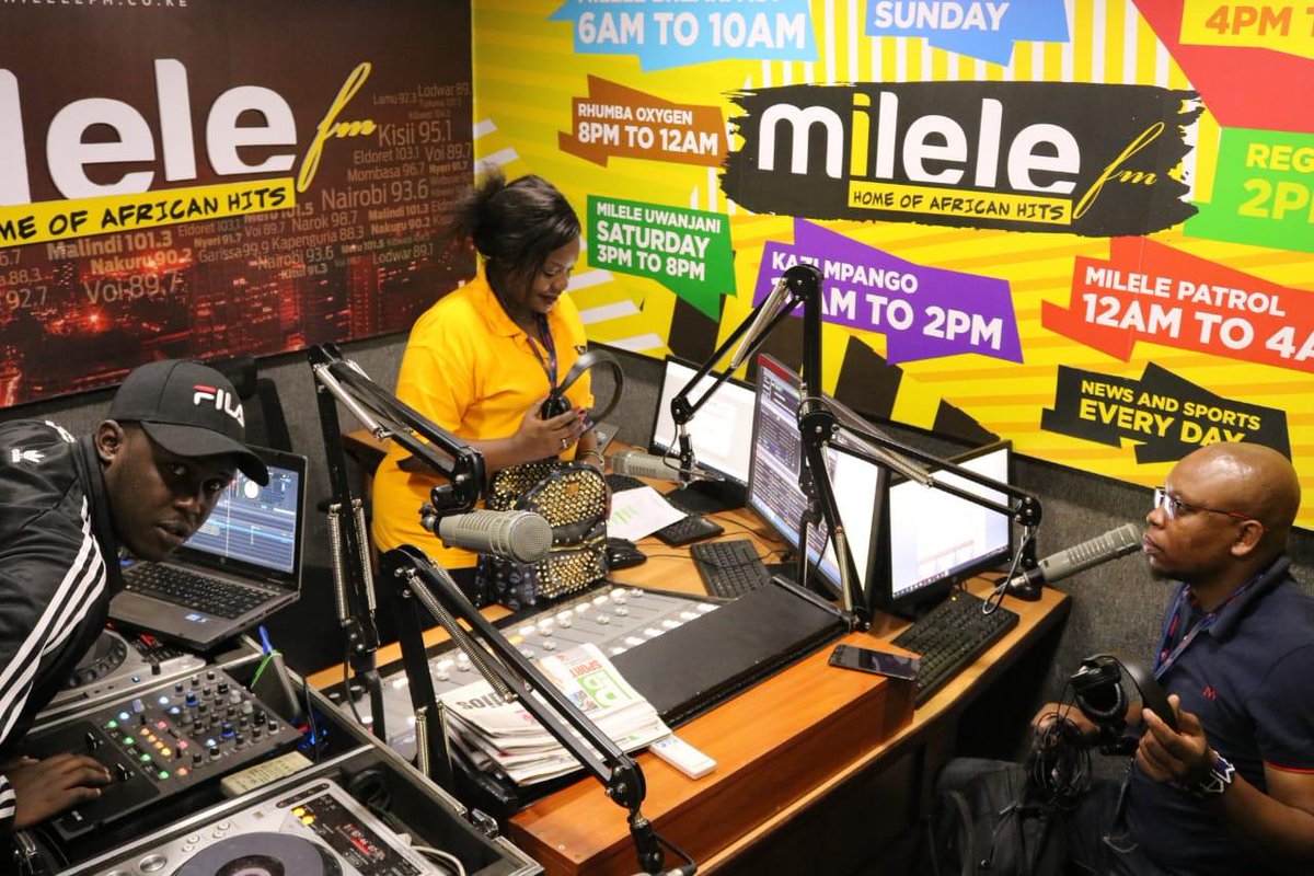KakaZema's tweet photo. HOUR 1.
#KaziMpango ndani ya @Milele_FM 
Kwenye MICS ni @KakaZema na @DEE_RW huku @DJTENKENYA akiwa kwenye DECKS.
Kuna kauli kwamba Talent mara nyingi hurithiwa kutoka kwa BABA na wala sio MAMA....wee unasemaje...wee unasemaje..

#KaziMpango https://t.co/dCEVBAH1zW