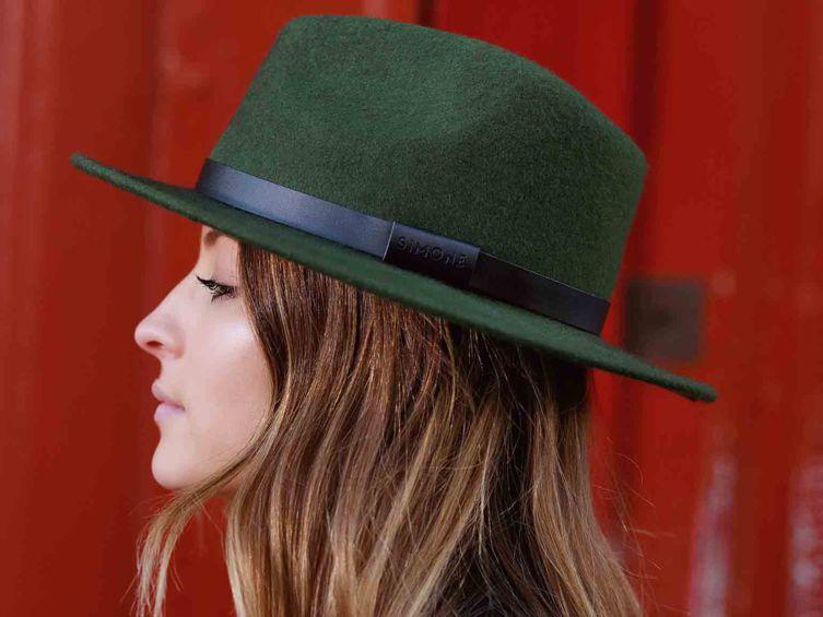 voici's tweet photo. Accessoire - Comment porter le chapeau ? https://t.co/TBVU0reLZT https://t.co/FF6mLevIXX