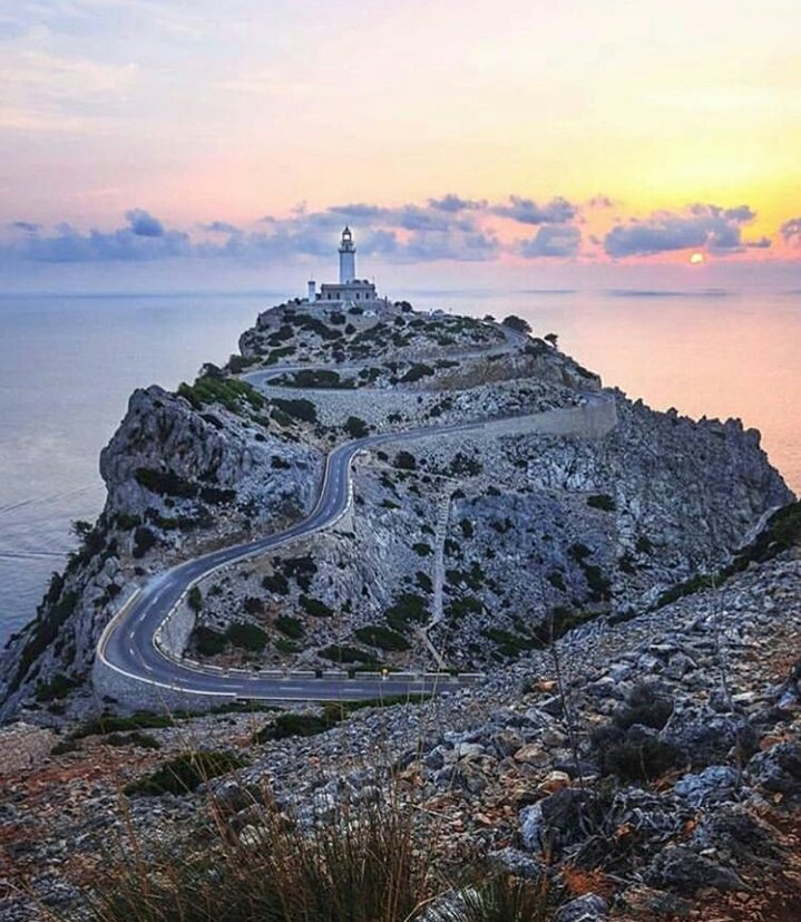 InforMallorca's tweet photo. Cap de Fomentor 

🙌 Es el entrante a la tierra mas septentrional de la isla Mallorca 
👉 En algunos puntos los acantilados alcanzan los 300 metros de altura 
😍 Me encanta su Faro 
👁‍🗨 Ubicación Formentor,Alcudia 
💵 Precio de Entrada: Gratis https://t.co/sawI6CGPk5