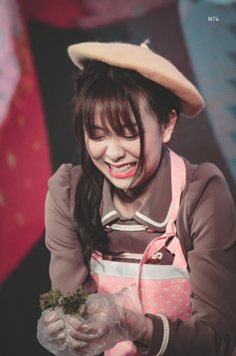 M00074000's tweet photo. เชฟครับ ~ 💜🍴

#TINTENxBNK48 
#MewnichBNK48 #BNK48 https://t.co/Q9JhYNPtKV