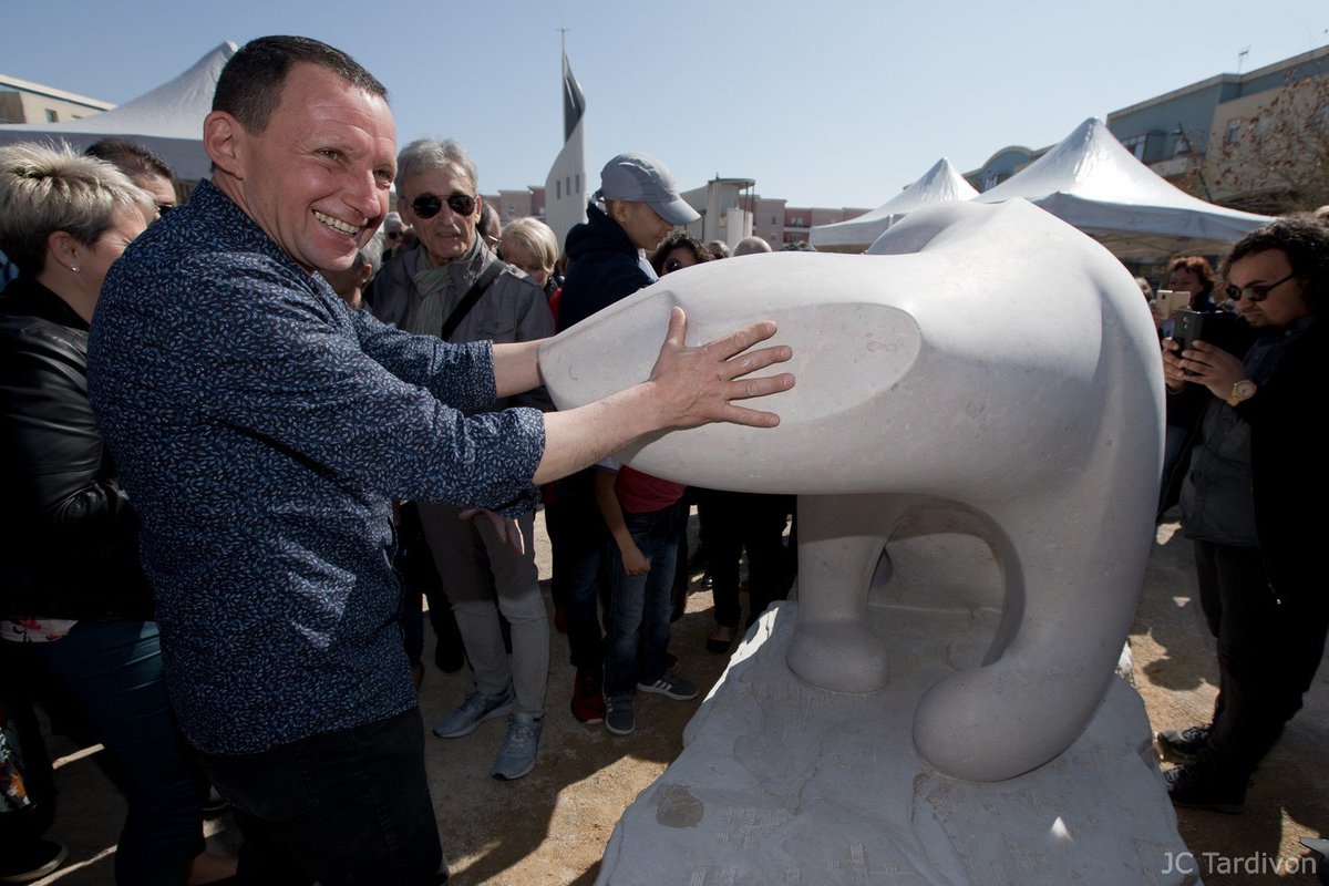 jctardivon's tweet photo. #Culture #Comblanchien #ChangementClimatique Un ours polaire à caresser dans le quartier de la Toison d'Or @dijon via @echodescommunes : https://t.co/kJUT3vh5aJ https://t.co/PzQwCJRcgW