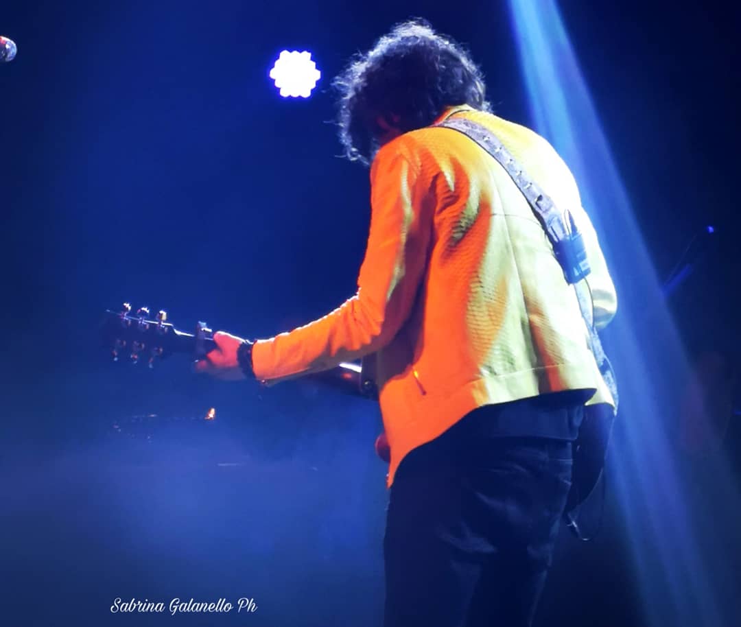 VietatoMorirePh's tweet photo. Ieri sera é stato MAGICO! , sei sempre una botta di energia pura, vederti così felice mi riempie di gioia e mi da ancora più forza. GRAZIE.
#ErmalMeta #live #trezzosulladda #wow #liveclub #photos #huawei #meraviglioso #music #phme 💛🐺@MetaErmal @mescalofficial
Ti voglio bene. https://t.co/kHDYc8fRsr