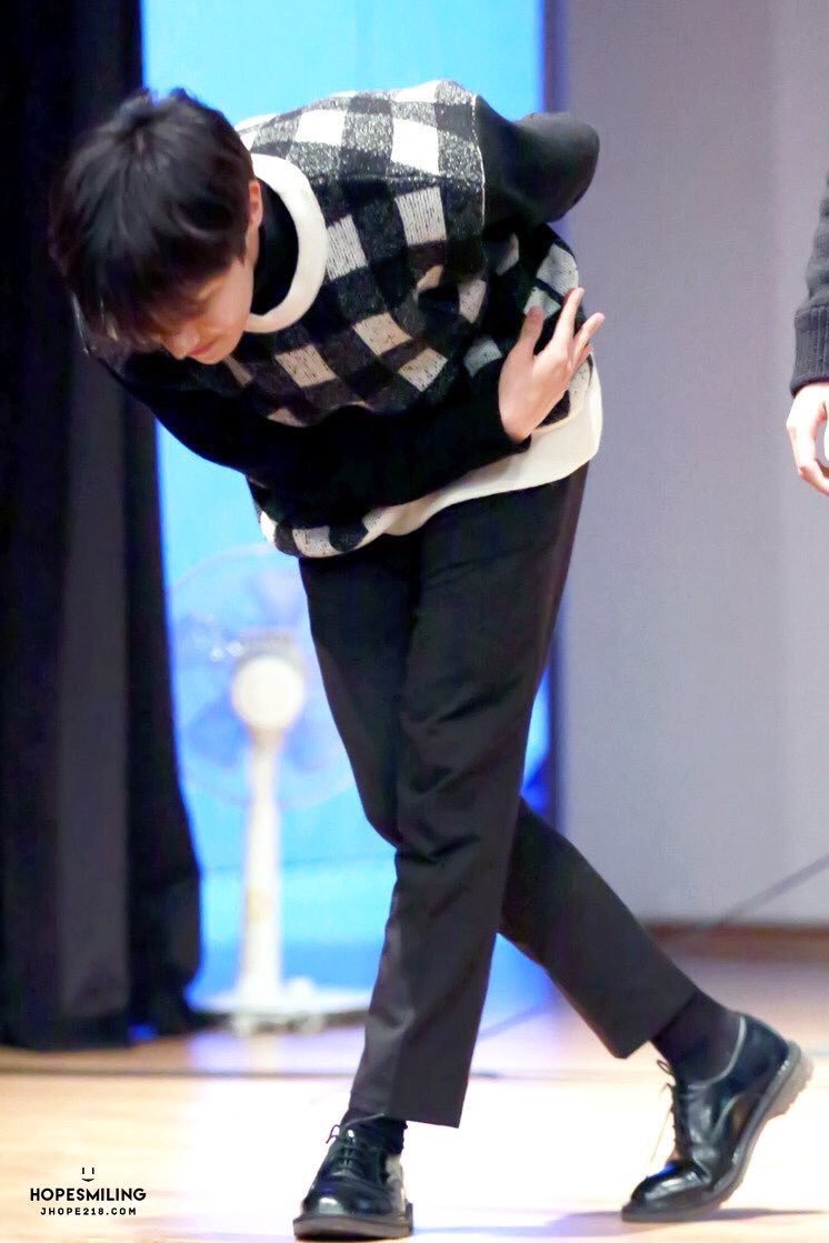 canzaynnot's tweet photo. okay but listen hoseok bowing to the fans in every single chance he has is so cute :( he's really such a polite and respectful baby https://t.co/uphGK66HS8