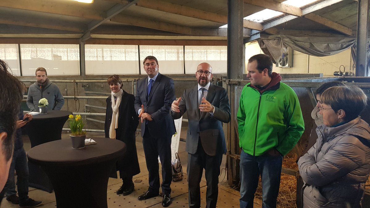 ValerieDeBue's tweet photo. Visite de l'exploitation de la famille Marchal à #OLLN pour échanger avec nos #agriculteurs qui exercent un métier dont on a besoin tous les jours et qui méritent qu'on se batte pour leur garantir des moyens à la hauteur des nécessités. @MR_officiel https://t.co/hcvYpkrkT5