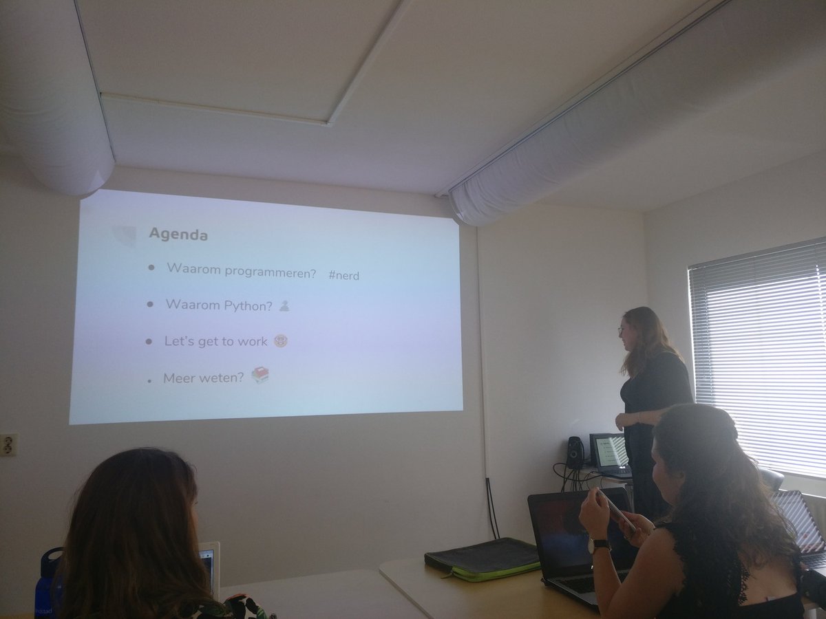 .<a href="/DisGoverUs/">DisGover</a> goes Python. <a href="/Myrthe_F/">Myrthe Flierman</a> leert ons programmeren en bereid ons voor op de rol van #ambtenaarvandetoekomst #programmerenkunjeleren