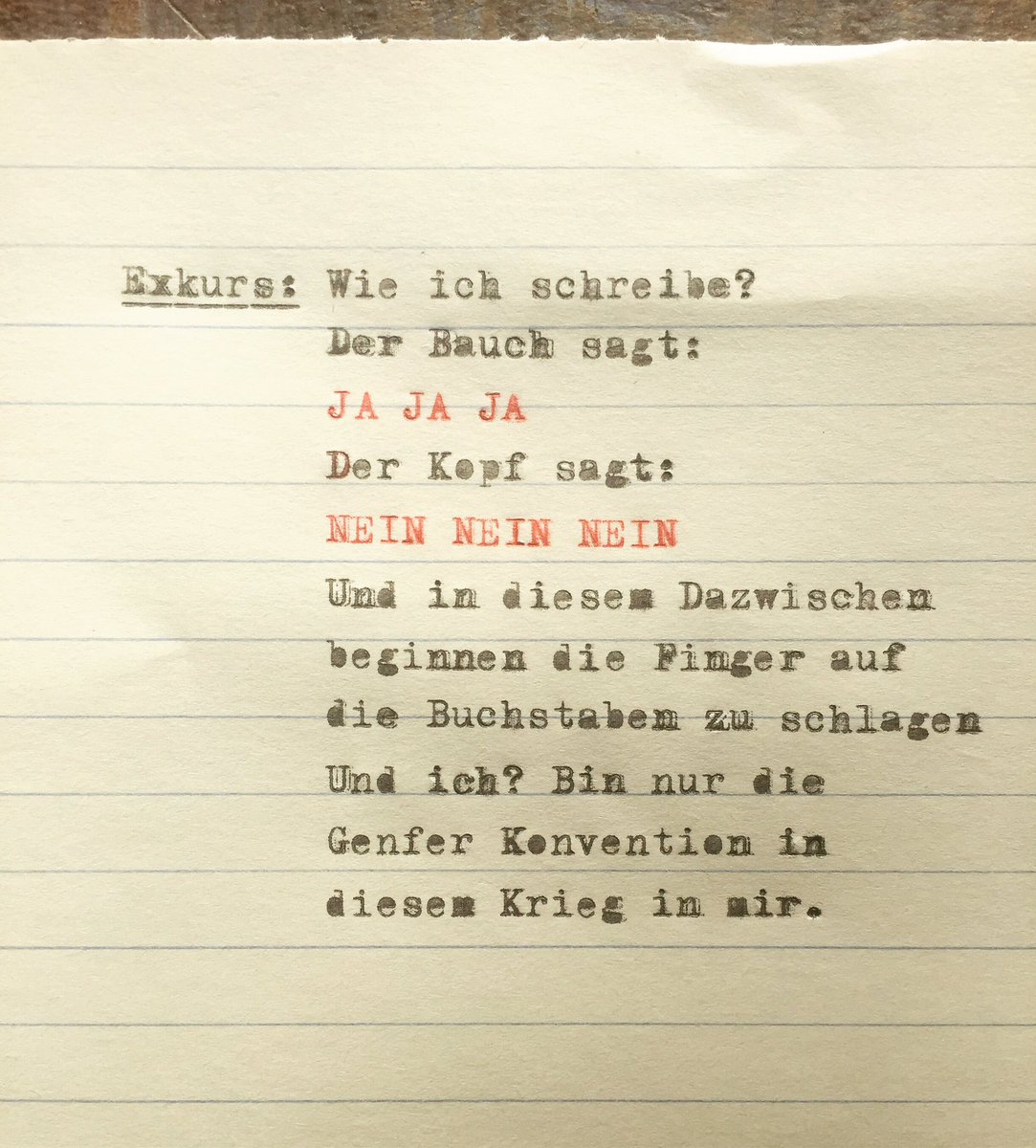 Exkurs: Wie ich schreibe? Der Bauch sagt: JA JA JA. Der Kopf sagt: NEIN NEIN NEIN. Und in diesem Dazwischen beginnen die Finger auf die Buchstaben zu schlagen. Und ich? Bin nur die Genfer Konvention in diesem Krieg in mir. 
#poem #writing