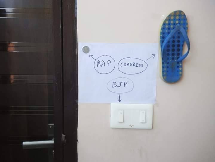 pappujha72's tweet photo. किसी ने अपने घर के दरवाजे पर ये लगाया है

1. आम पार्टी वाले चंदे का एक रुपया लें और आगे बढ़ें.
2. काँग्रेस के कार्यकर्ता घंटी ना बजाएं, वरना इसी चप्पल से उनका स्वागत किया जाएगा.!!
3. भाजपा के कार्यकर्ता अगर चाय पीने का समय हो तो घंटी बजाएं, वरना वोट तो मोदी को जाएगा ही.!!
😂😂😂 https://t.co/QnMYA31HsD