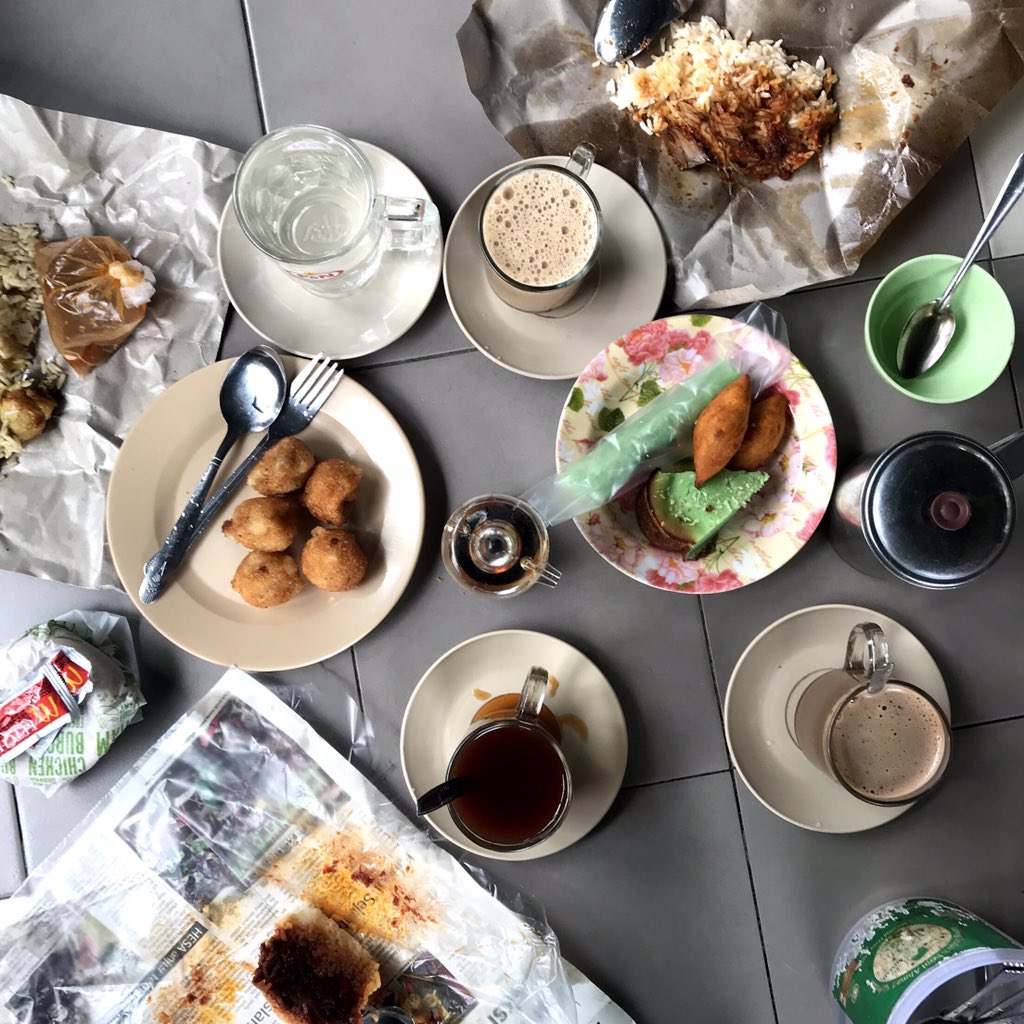 Kedai Makan Sinah, Losong (Breakfast)Yaaa tentu skali kedai ni famous sbb tea o 50sen sahajurrr. Tapi makanan lain pun banyok penuh meja. Murah dan meriah gittew.  #TernakLemakBersamaSaroh
