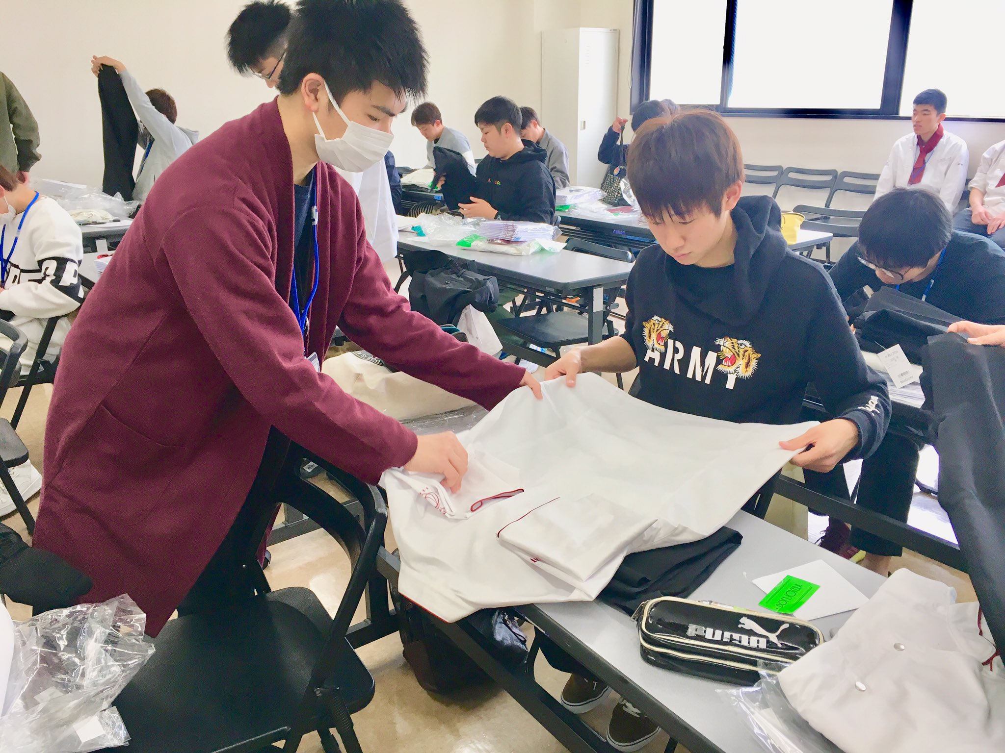 福岡キャリナリー あなたの県で説明会開催中 On Twitter 本日新入生の皆さんに コックコートが配られました 皆さん 上手に着こなしてます 福岡キャリナリー製菓調理専門学校 Https T Co Wtwn1jfawj Twitter