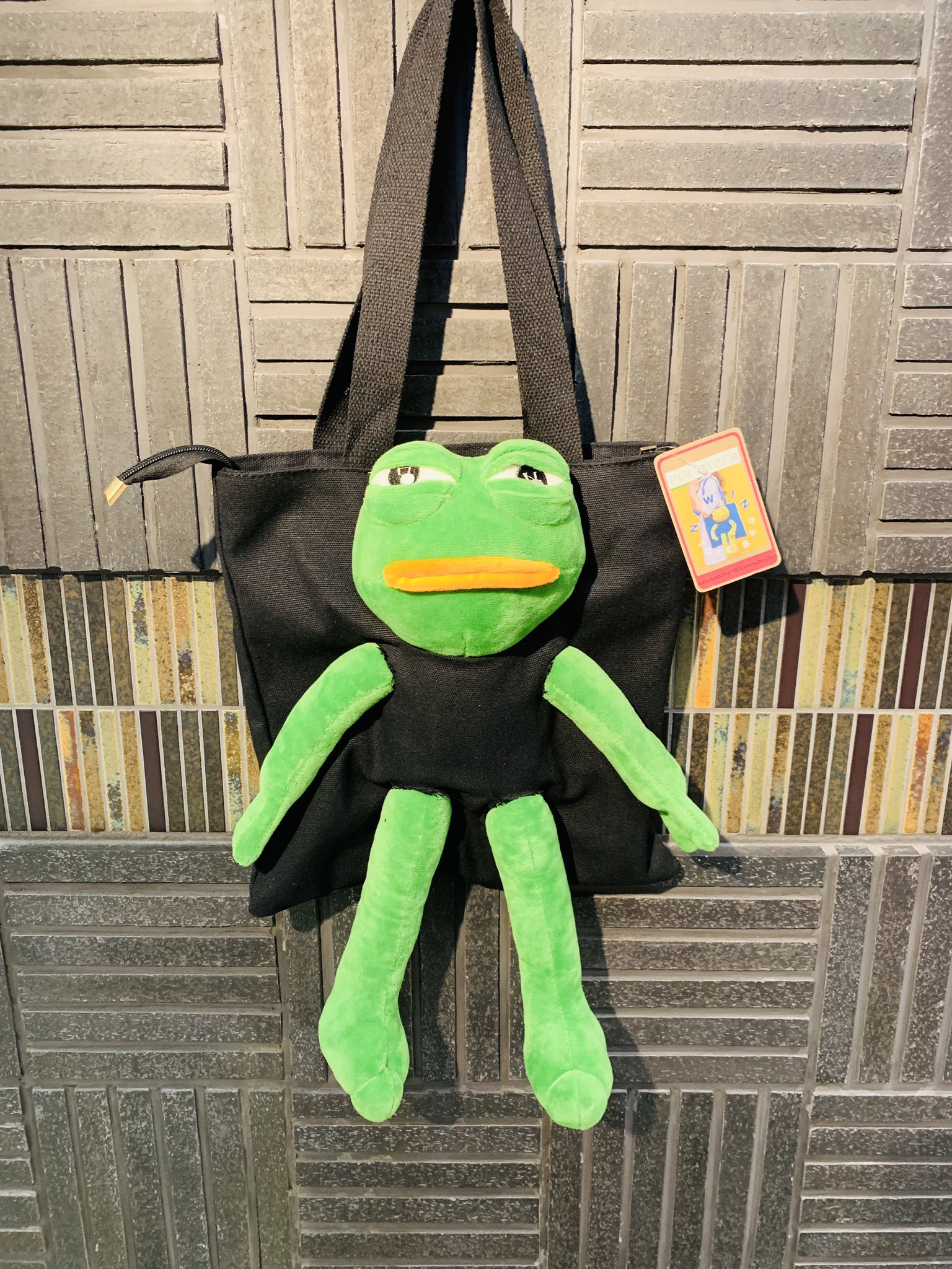 ヴィレッジヴァンガードﾙﾐﾈｴｽﾄ新宿店 カエルのぺぺ Vv新宿店が次に推したいキャラ Pepethefrog のグッズ第1弾が入荷っ 4月はぺぺグッズが盛り沢山予定 知る人ぞ知るぺぺ 海外のネットで話題になったpepe まだ日本で見ることはほぼないのだ