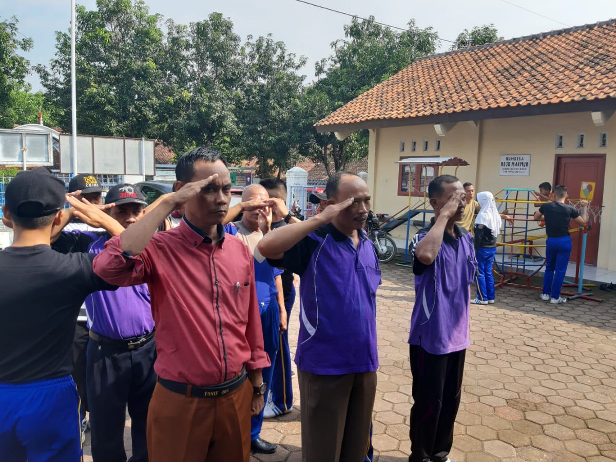 kesesirejo's tweet photo. Pelatihan apel pagi dan PBB Perangkat Desa Kesesirejo yg di pandu oleh mahasiswa IPDN bandung.
@puspindes 
@PemkabPemalang 
@desa_pintar 
@pakjunaedi 
@kecbodehpml https://t.co/slrBTPKpt9