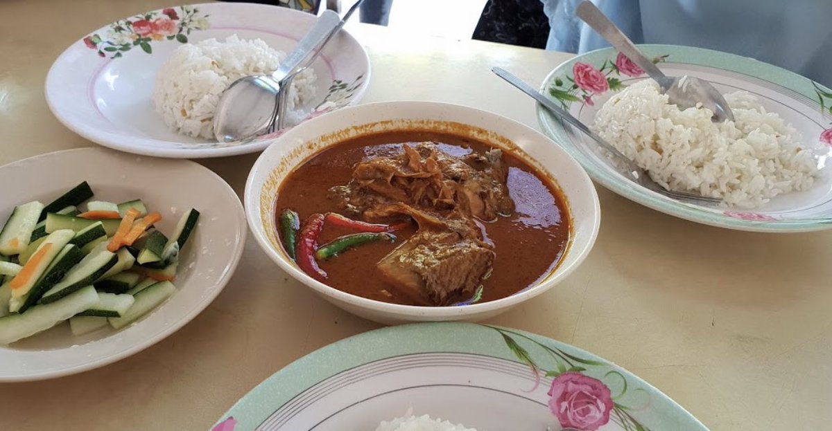 Nasi Dagang Kak Pah (Breakfast)Hello penggemar nasi dagang Terengganu. Korang dah try belum nasi dagang kak pah ni? Bagi aku sedap juga dengan kuah dia ala ala kari cenggitu. : Google #TernakLemakBersamaSaroh