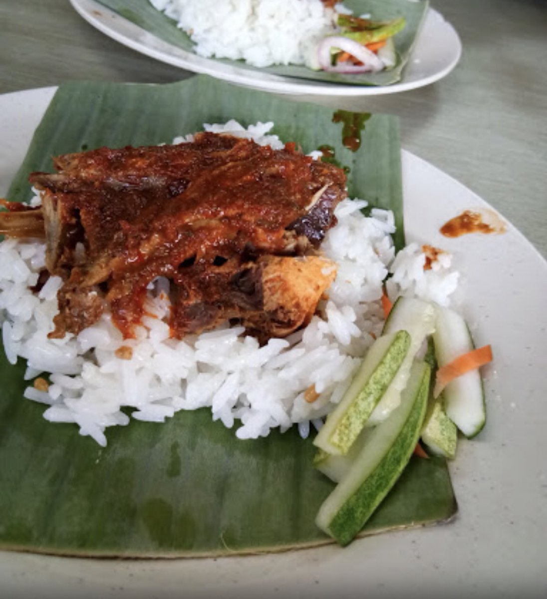 Nasi Dagang Kak Jah, Bukit BesarKalo korang nak bungkus dekat sini haa harap bersabar. Panjang benauu kalo beratur pagi pagi. Nasi dagang dia ni antara yang tersedap jugak & aku approve gittew : Google #TernakLemakBersamaSaroh