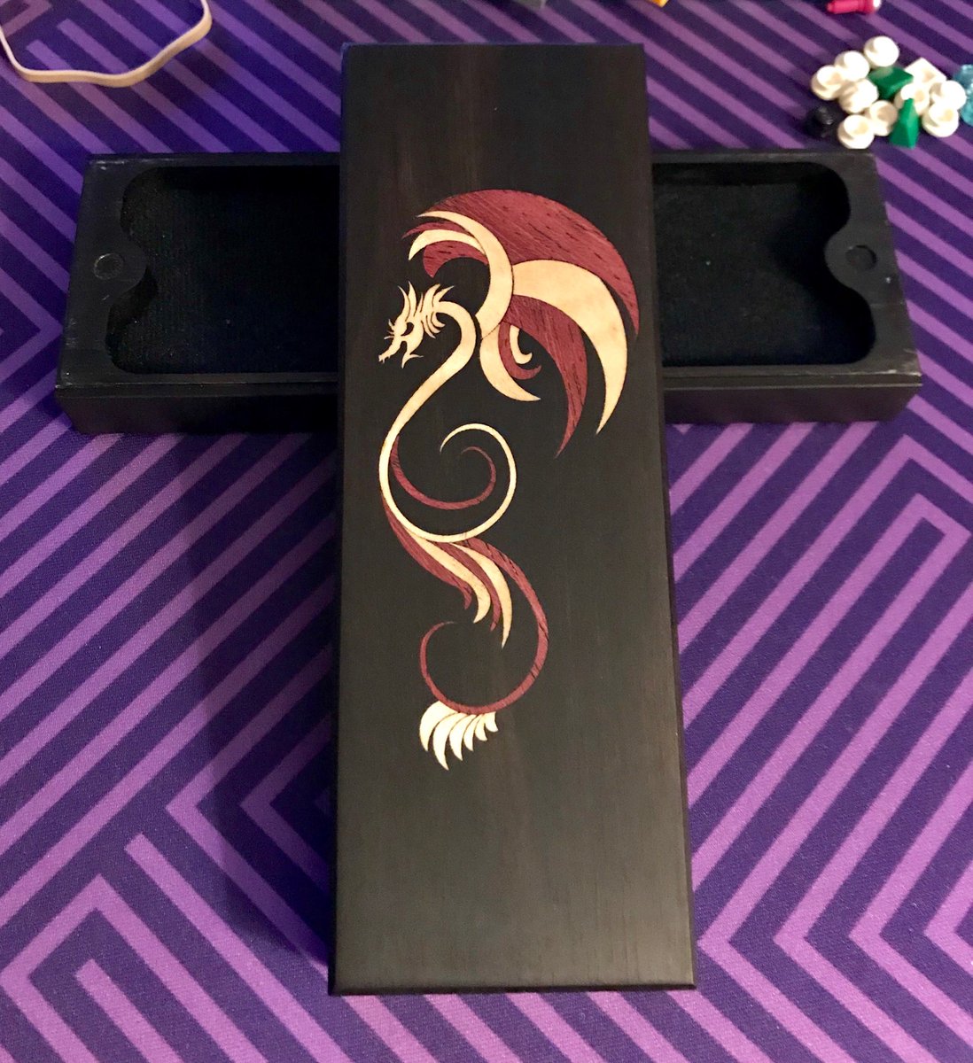 ajflorphobot's tweet photo. Got my #MasterMonk Fei Dragon inlay dice box and love the heirloom quality workmanship. Can’t wait to get my Nomad’s Armory items from their Kickstarter https://t.co/OnNh2JT1fO