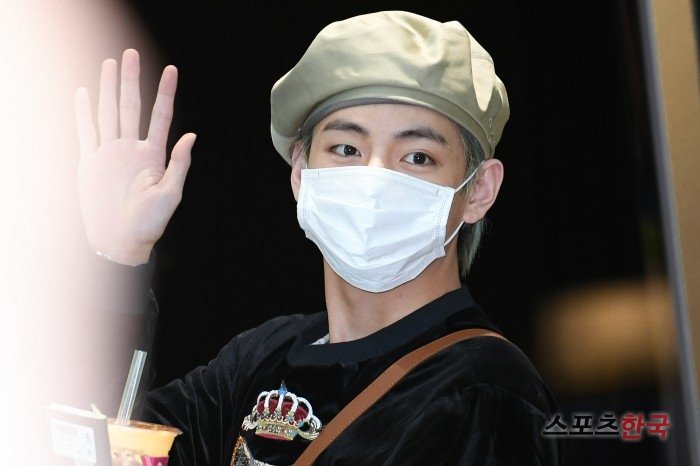 TheTKGlobal's tweet photo. taehyubg looks so cute with his beret i wanna squish https://t.co/2ybymoKeyN