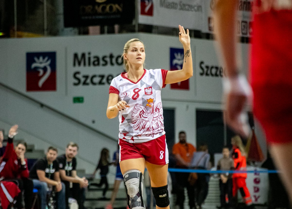 SPR_Pogon's tweet photo. 👀 Jak najlepiej rozpocząć piątek? Od dobrej wiadomości! 🤾‍♀ Agata Cebula przedłużyła kontrakt z 💙❤ Pogonią Szczecin, nadchodzący sezon będzie dla niej 9 w Dumie Pomorza 👏 https://t.co/CFDykiYNGL https://t.co/wdwAGBuutq