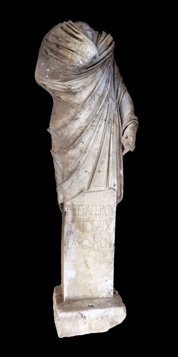 Dünya Avukatlar Gününü'nde Side antik kentinin Güney Stoa'sında ele geçen Avukat Sophron'a ait bir heykel. Sophron kentin gelişmesi için maddi katkılarda bulunuyor, Side'yi güzelleştiriyordu. Tüm avukatlarımızın ülkemizi güzelleştirmesi dileği ile...