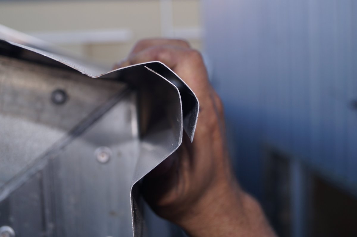 QLDShadeSheds's tweet image. Install Tip #4 🤔💡🤗
For 100% waterproofing make sure the side wall sheet is under the last ridge of the roof sheet on the corners
#installtips #qldshadesheds #qldshadeshelters #shadeshed #allweatherprotection