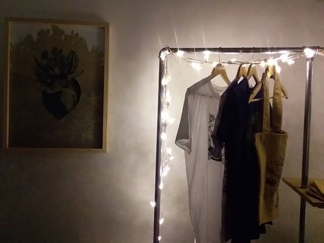 El artista invitado de este mes es @mrazoart, ven y llévate algo de su hermosa obra. 
Hasta ahora uno de los favoritos del restaurante. bit.ly/2uO0bV3