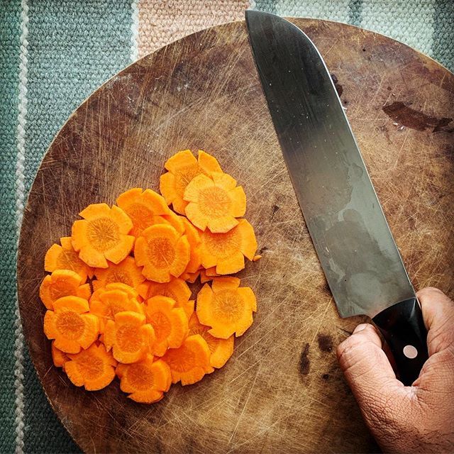 madonionslicer's tweet image. Onions are my first love, but carrots are just so much fun to cut!
—
#carrotsofinstagram #knifework #foodie #foodporn #eeeeeats #foodblogger #foodwriter bit.ly/2Vp0C3M