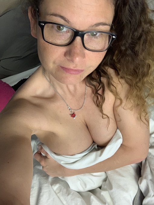 Happy Weekend 💋 was ziehe ich heute nur mal an🤔  #nix  @izzy_mendosa #izzymendosa #itsme #weekend #wochenende<a href="/tag/sexy"class="tags"><span>#sexy</span></a><a href="/tag/curlyhair"class="tags"><span>#curlyhair</span></a><a href="/tag/weekend"class="tags"><span>#weekend</span></a><a href="/tag/boobs"class="tags"><span>#boobs</span></a><a href="/tag/bedtime"class="tags"><span>#bedtime</span></a><a href="/tag/itsme"class="tags"><span>#itsme</span></a>