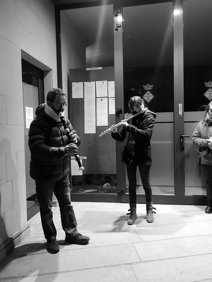 ISERN26's tweet photo. Masses dies reclamant la llibertat dels presos, exiliats i represaliats polítics, però la benzina no s’acaba, anem amb el dipòsit ple !
#LaLlibertatNoÉsNegociable https://t.co/elc26kCgyj