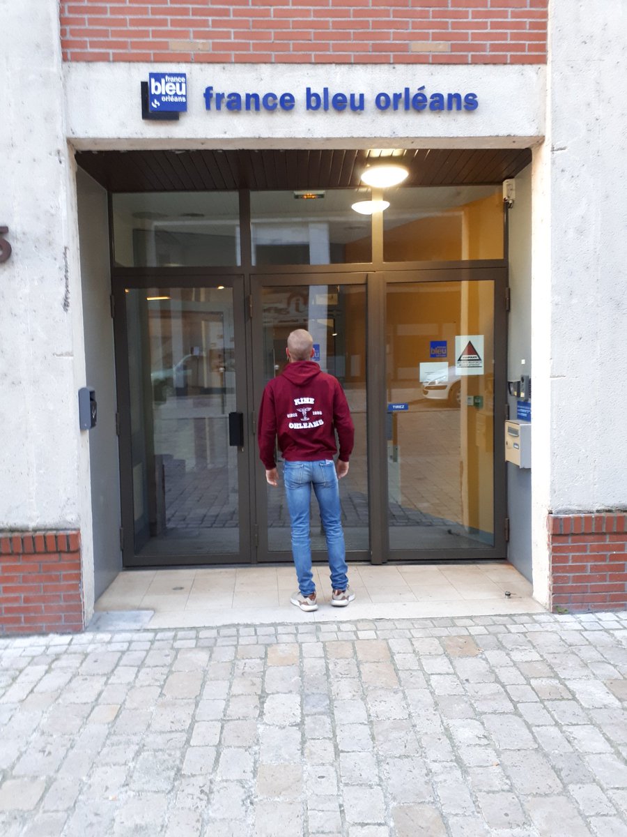 Leo_LANGLAIS's tweet photo. Aujourd'hui les étudiants kiné sont à @francebleu Orléans pour poser des question à @stephanie_rist sur la place des études de kiné dans la région ainsi que la réforme de la PACES #masanté2022 #integrationuniversitaire #Kinésithérapie https://t.co/qhVJlWELW5