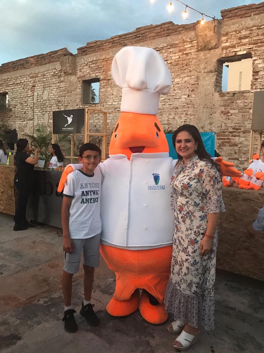 Y no quería ir al festival del Chef 👨‍🍳 lo convencí y salió encantado, ya me dijo mamá el próximo año voy a venir contigo otra vez 😎

Aqui con la mascota de la Fundacion Ganfer. Felicidades por este maravilloso evento.
