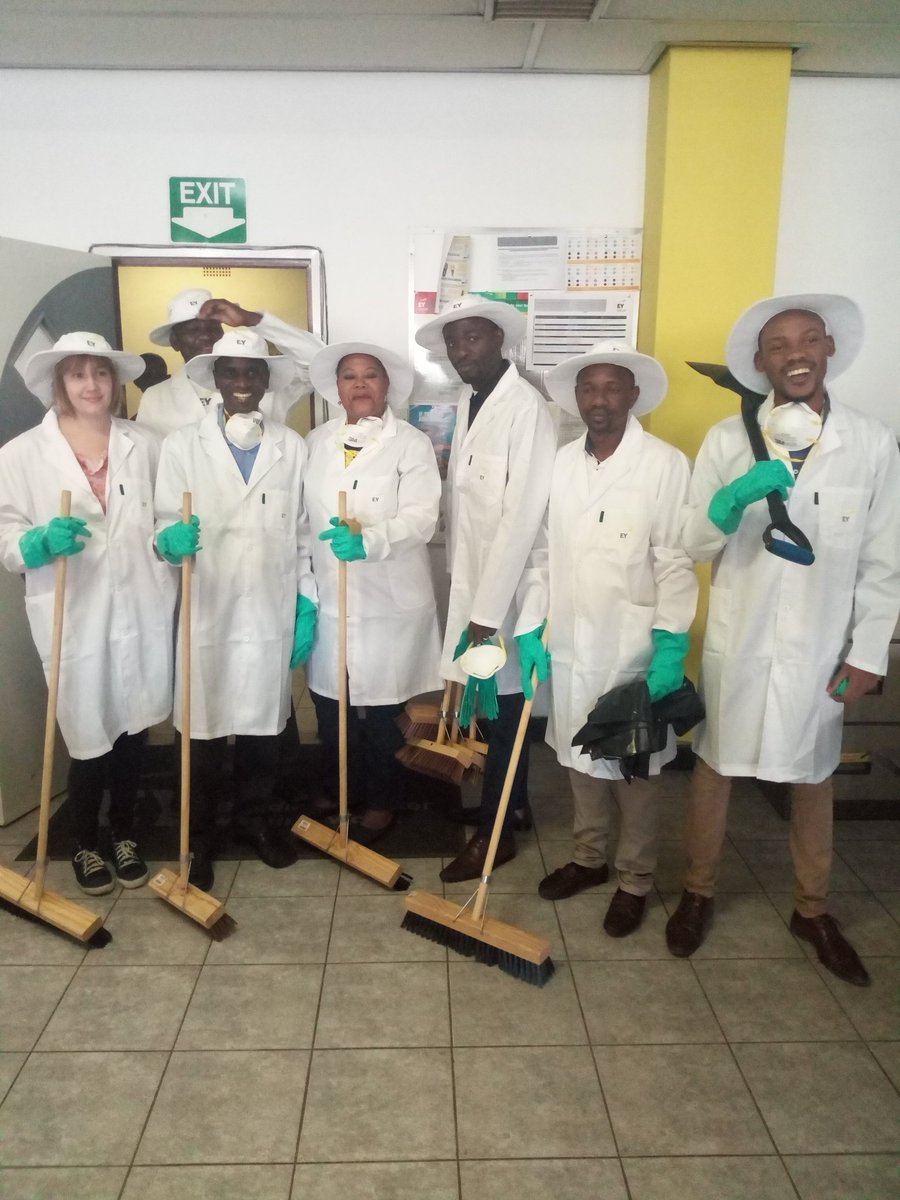 yvnekay's tweet photo. EY taking part in the Zim cleanup campaign... Keeping our country clean!!!! #EYByo #buildingabetterworkingworld https://t.co/sOHtb9Z63s