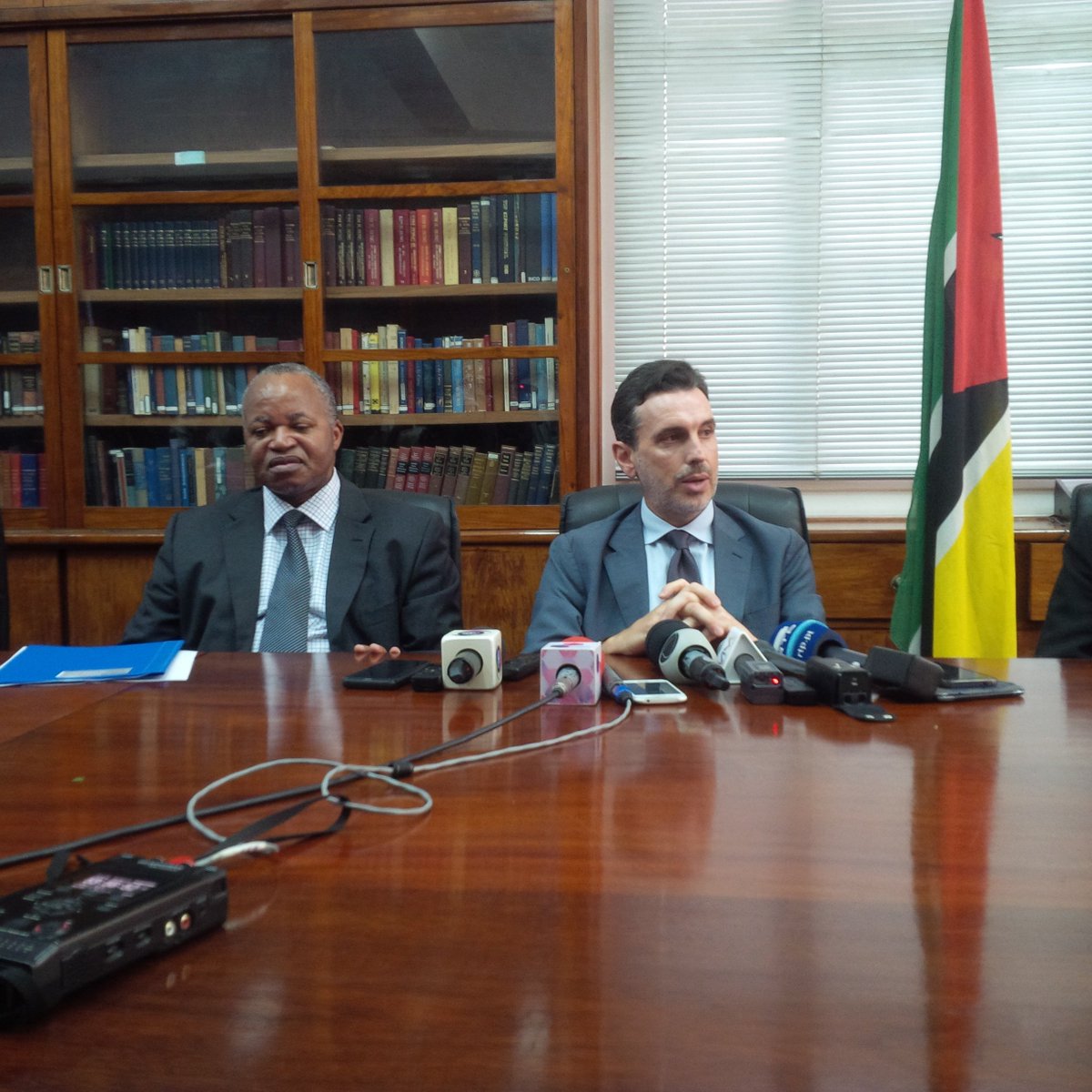 verdademz's tweet photo. Chefe da delegação da União Europeia #Moçambique após reunir com o ministro João Machatine que lidera #PREPOC #IDAI ressalvou que é preciso olhar para além das infra-estruturas, “para o sector produtivo e serviços sociais" #MoçambiqueCheias2019 https://t.co/UVG2LSjJNF https://t.co/3T0v9Tw0DK