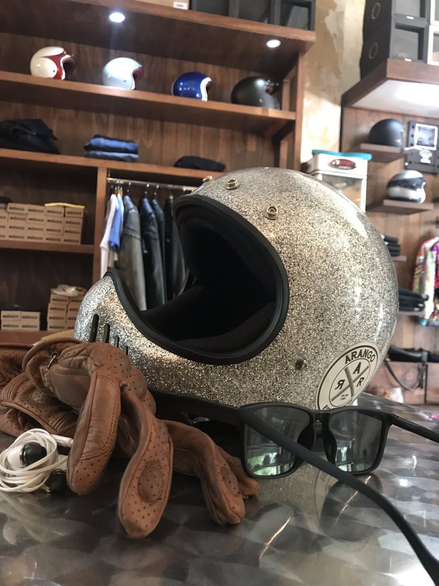 Mariano_san65's tweet photo. De cascos y otros menesteres... o, entre cascos te veas! #motoretteclub #eldershelmet #veldthelmet #rubyhelmet https://t.co/NYrLAZ5xpo